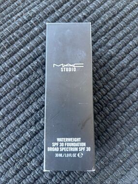 MAC Cosmetics Studio Waterweight SPF 30 Foundation - Black Packaging